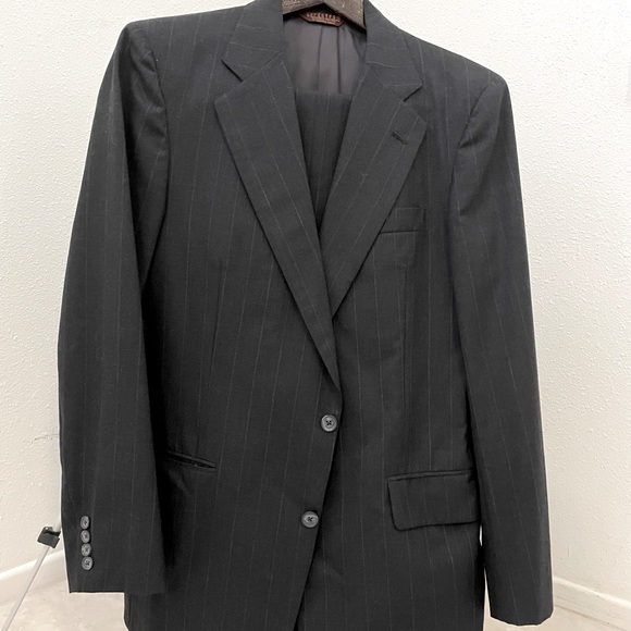 High end med. weight wool custom suitApprox 42” chest, pants 33 waist 32 inseam